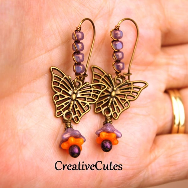 Boucles d'oreilles papillon Boho rustiques, fleurs orange et violettes, boucle d'oreille perle tchèque Dangle, papillons en filigrane de bronze, boucles d'oreilles Boho colorées