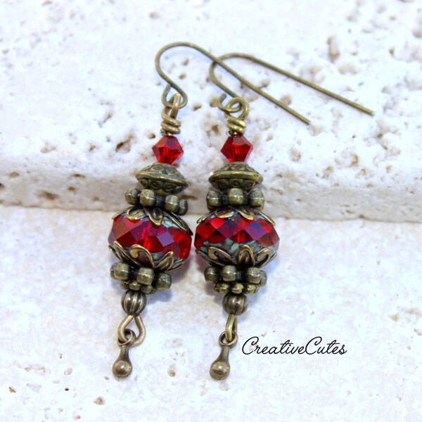 Boucles d'oreilles victoriennes rouges rustiques, perles de verre tchèque rouge cramoisi et cristaux, perles de laiton rustiques, petits pendules, Boho Hippie Chic classique