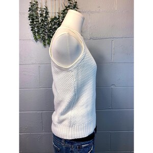 Top sin mangas de punto de algodón blanco con cuello halter y textura, talla pequeña, de Lilly Pulitzer. imagen 4