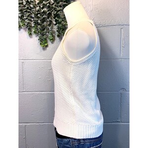 Top sin mangas de punto de algodón blanco con cuello halter y textura, talla pequeña, de Lilly Pulitzer. imagen 2