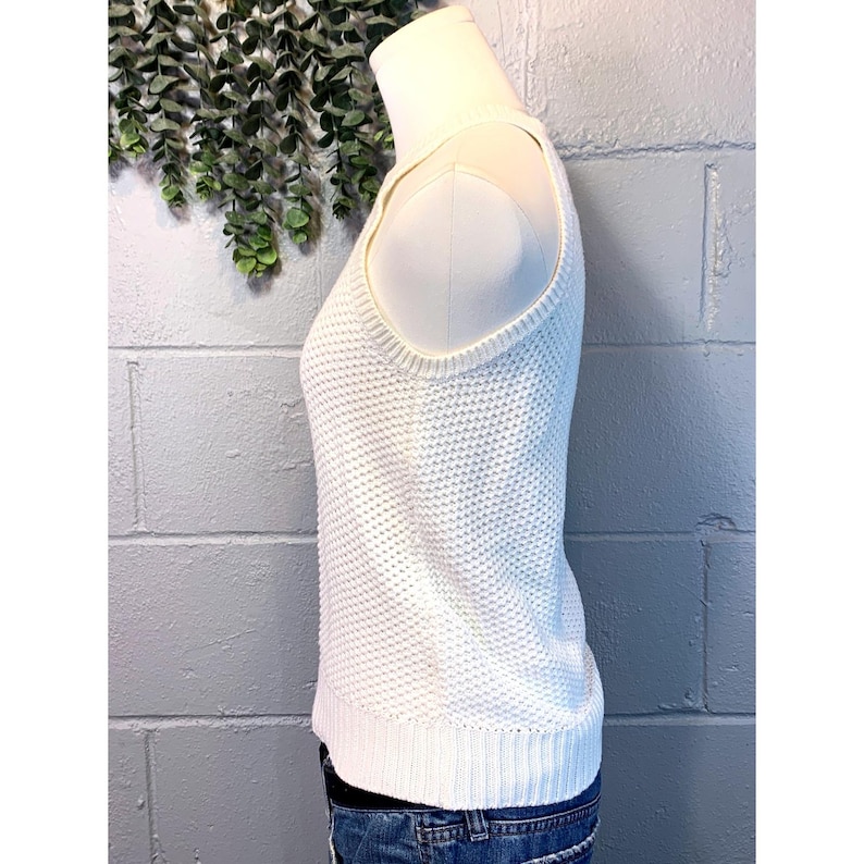 Top sin mangas de punto de algodón blanco con cuello halter y textura, talla pequeña, de Lilly Pulitzer. imagen 2