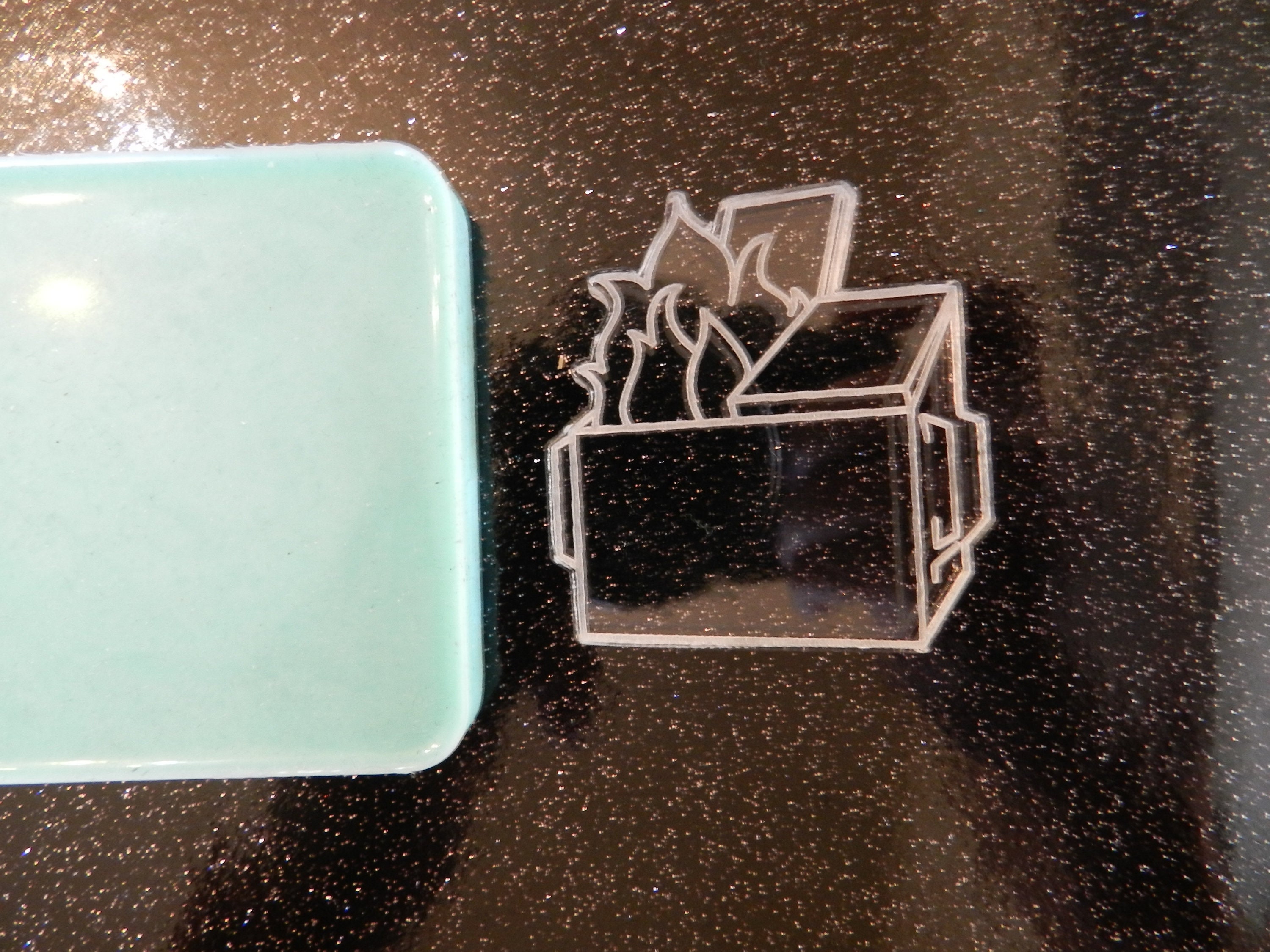 Using acrylic paint in etched silicone molds with resin 