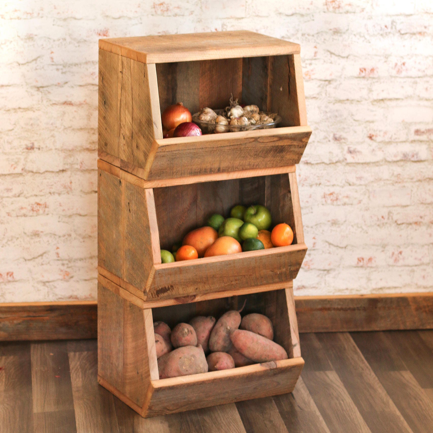 Хранение овощей своими руками. Контейнер для хранения овощей. Ящик для хранения картошки. Ящик для овощей на кухню. Полочки для хранения овощей.