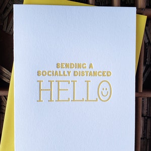 Envío de una tarjeta de hola de saludo socialmente a distancia