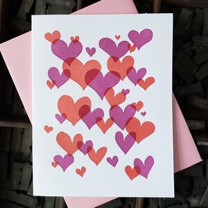 Carte de presse-lettres de coeurs superposés