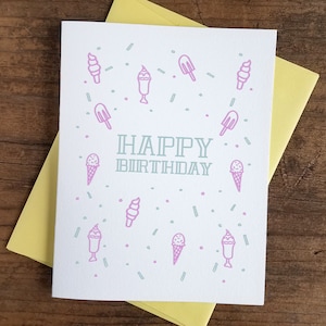 Cartão Tipográfico Feliz Aniversário Sorvete e Granulado