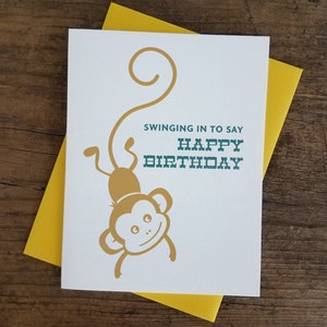 Balançando para dizer cartão tipográfico de feliz aniversário
