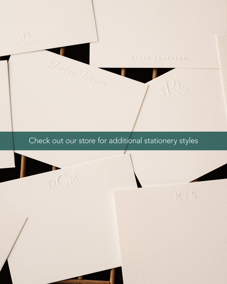 Puede incluir: Primer plano de varias tarjetas de papeler&iacute;a blancas con diferentes nombres e iniciales en relieve en una fuente de escritura. El texto "Check out our store for additional stationery styles" se muestra en la parte inferior de la imagen.