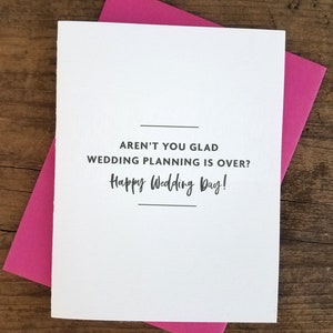 ¿No te alegras de que la planificación de la boda haya terminado? ¡Feliz día de bodas! Tarjeta Letterpress
