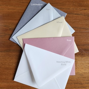 Puede incluir: Cinco sobres de diferentes colores, de izquierda a derecha: Cobblestone, Rain, Wheat, Rose y Matching White (Euro).