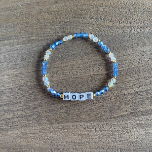 Gepersonaliseerde Word Armband | Lichtblauw, helder, gouden combo | Stapelbare