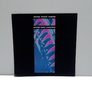 Póster de Nine Inch Nails (30,5 x 30,5 cm) - Pretty Hate Machine Flat - Disco original vintage de TVT Records de 1989 - Banda industrial de Trent Reznor / Música Mohawk