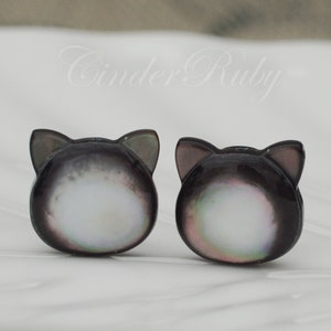 天然ブラックMOPキャットヘッドチャーム/コネクター、繊細な手彫りブラックシェルビーズ、フルドリルブラックマザーオブパールビーズ、15x14x6.5mm