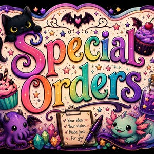Op de afbeelding: Een decoratief bord met de tekst Special Orders in een kleurrijk verlooplettertype. Het ontwerp bevat een zwarte kat, een cupcake met een kers, een paarse toverdrankfles, een paars octopuswezen, een axolotl en een klembord met de tekst Your idea, Your vision, Made just for you.