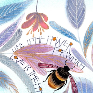 Könnte beinhalten: Eine Aquarell-Illustration einer Biene mit einem Zitat von Victor Hugo: "Das Leben ist die Blume, für die die Liebe der Honig ist."