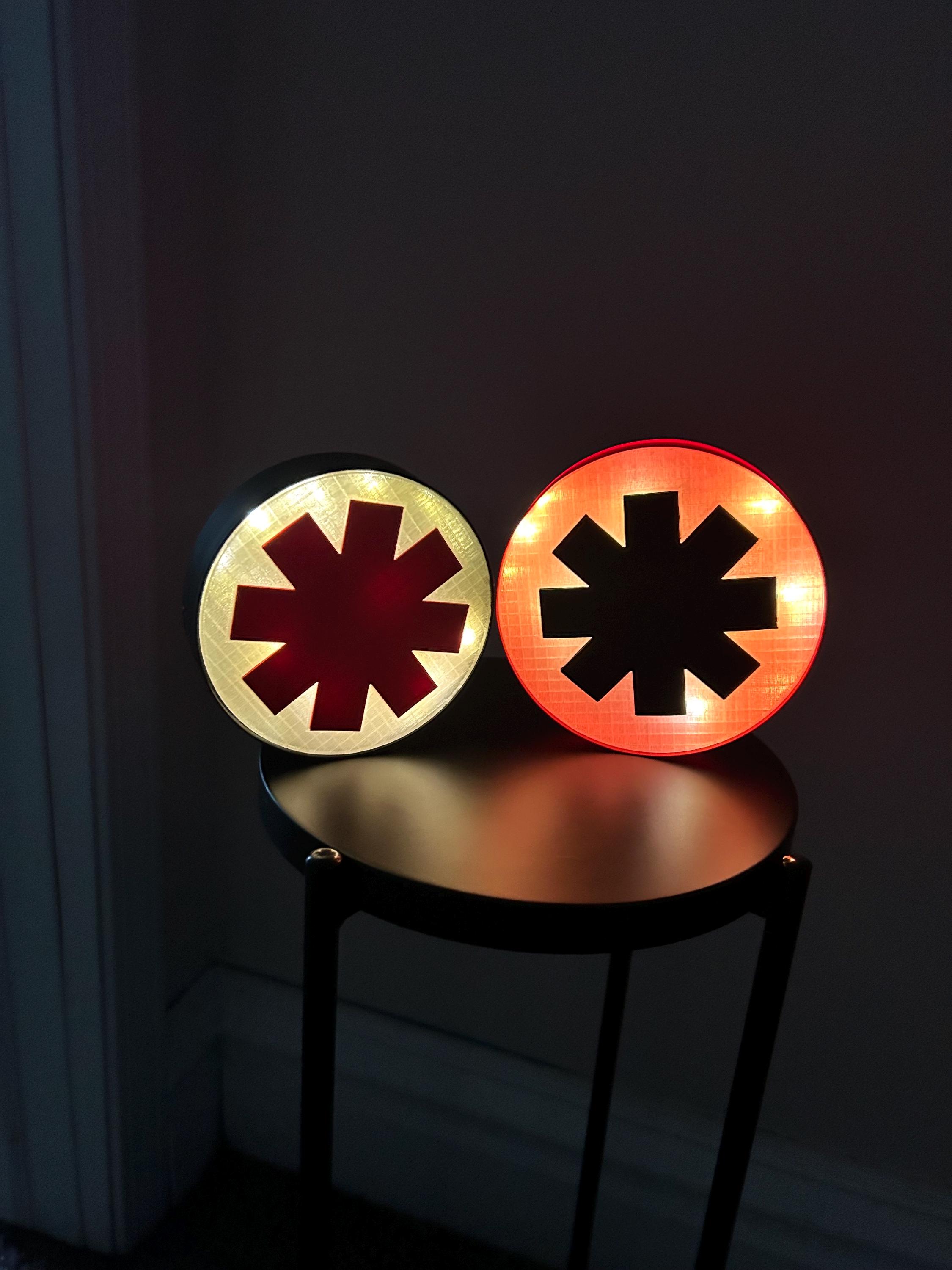 RED HOT CHILI PEPPERS スタンドライト 照明 The Red Hot Chili Peppers perform with light bulbs for heads at