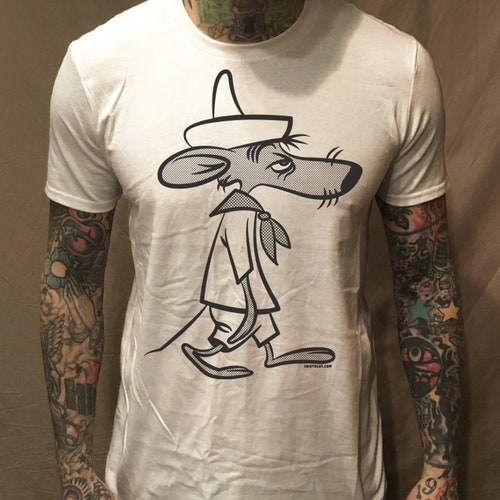 Rodriguez lent sur un t-shirt blanc