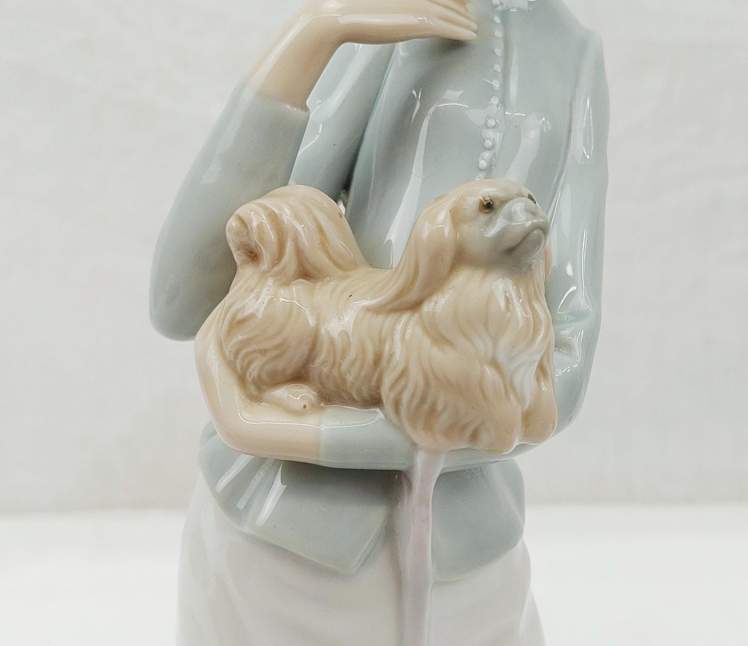 犬と散歩する貴婦人　陶器製　置物 リヤドロ磁器「犬と散歩」フィギュア #4893 新品、オリジナルボックス