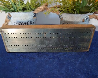 Tablero de cribbage/dominó victoriano de latón del siglo XIX en excelente estado. Se pulirá completamente antes del envío. 25 x 8 cm.