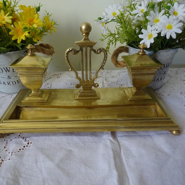 A Victorian polished brass desk inkwell of pedestal form with pierced foliate design lids stunning condition