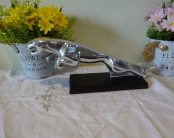 Rara mascota de coche Jaguar de gran tamaño y cromado, colocada sobre un pesado pedestal de piedra para escritorio, expositor para el club de propietarios de Jaguar, Jaguar E-Type, 30 x 7 cm