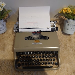 Vintage Olivetti Lettera 22 typewrite portable typewriter in stunning condition full working order including case