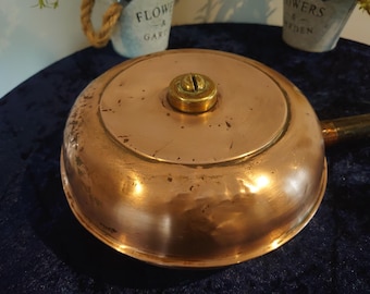 Victorian copper hot water bottle / bed warmer in polished condition with wooden handle