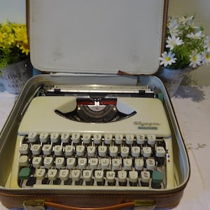 Vintage Olympia Splendid 66 typewriter in original case in fantastic working condition with case Circa 1950&#39;s - 1960 made in Germany