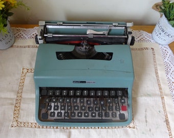Vintage Olivetti Lettera 32  typewriter model in nice condition but need repair no missing parts