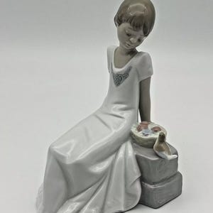 NAO Lladro Daisa 2002 &quot;Spring Has Come&quot;  Girl with Flowers & Bird Mint* #1430
