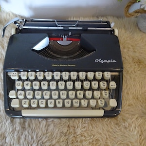 Vintage Olympia Splendid 33 typewriter in original case in fantastic working condition with case Circa 1950&#39;s - 1960 made in Germany