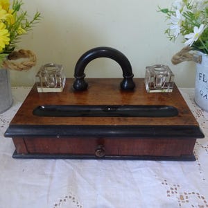 Une boîte à lettres en acajou de l&#39;époque victorienne, la poignée noircie flanquée d&#39;encriers en verre au-dessus d&#39;un tiroir 24 x 14 x 6