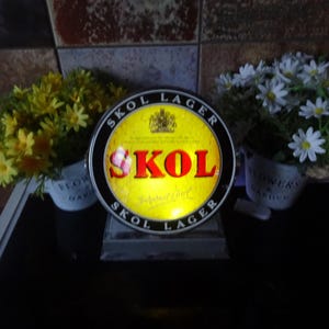 Raro cartel publicitario luminoso de cerveza Skol Lager vintage en perfecto estado de funcionamiento, ideal para una cueva de hombres o para exhibiciones, 22 x 15 x 12 cm