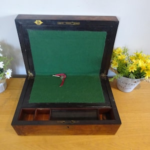 Pudełko na przybory do pisania z drewna bukowego w stylu kampanii wiktoriańskiej, z zielonym suknem wewnątrz i oryginalnym kluczem, 35 x 23 x 15 cm
