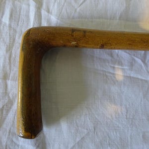 Vintage eingearbeiteter Hartholz Gehstock aus einem Stück einteilig mit Messingkappe Spitze 90 cm