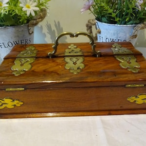 Eine spät-viktorianische Schreibbox mit Nussbaumfurnier, dekorative Messingmontierungen, mit zwei Tintenfässern Sehr guter Zustand 24 x 13 x 8 cm