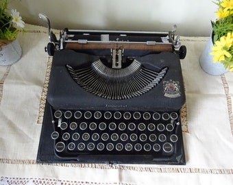 Vintage Imperial typewriter good companion model T in original case needs repairing but outstanding condition