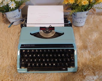 Máquina de escribir portátil Silver Reed SR 180 De Lux vintage en perfecto estado de funcionamiento, incluye estuche, fabricada en Japón y en estado nuevo.