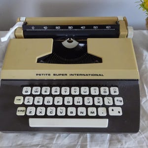 Máquina de escribir vintage para niños, pequeña, súper internacional, en perfecto estado de funcionamiento, máquina de escribir portátil, circa 1970.