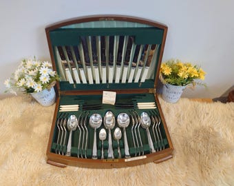 Juego de cubertería vintage Christopher Jones & Co. de 50 piezas para seis personas en una caja de nogal de 44 x 33 cm.