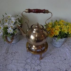 Vintage brass kettle / Tea pot with wooden handle in lovely polished condition on a brass trivet stand   23 x 13 x 13 cm