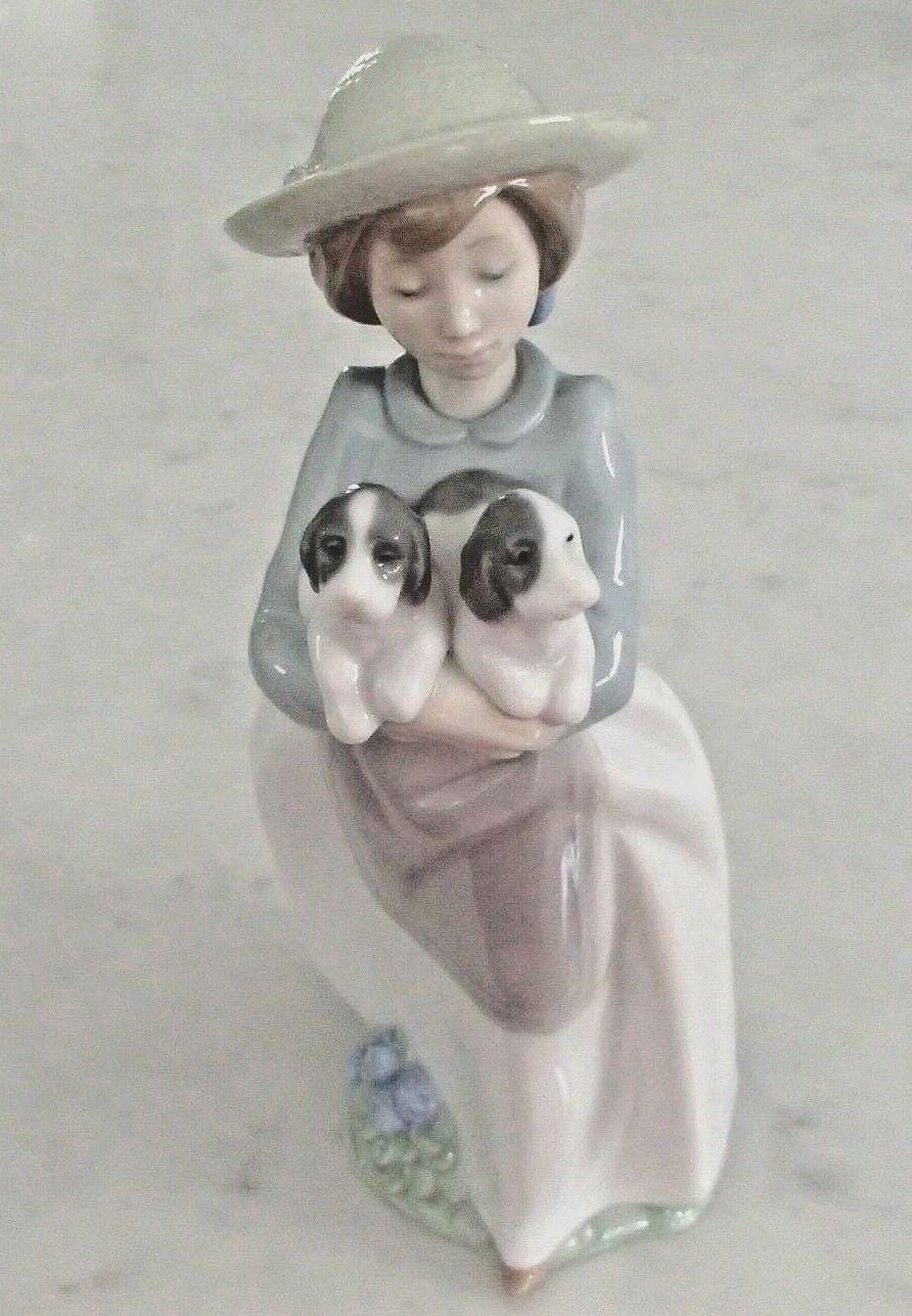 NAO リヤドロ フィギュア「子犬を抱いた少女、犬を連れた夏のドレスを