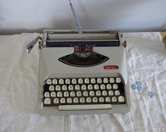 Vintage retro Triumph Gabriele 12 portable typewriter, Perfection