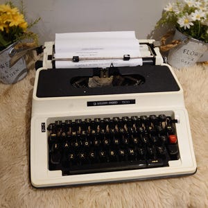 Vintage Silver Reed 500 Reiseschreibmaschine voll funktionstüchtig inklusive Koffer, hergestellt in Japan