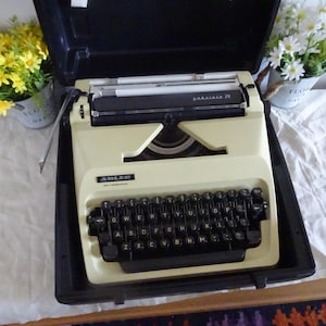 Vintage Adler Gabriele 25 Typewriter in lovely working condition including case portable typewriter made in Holland