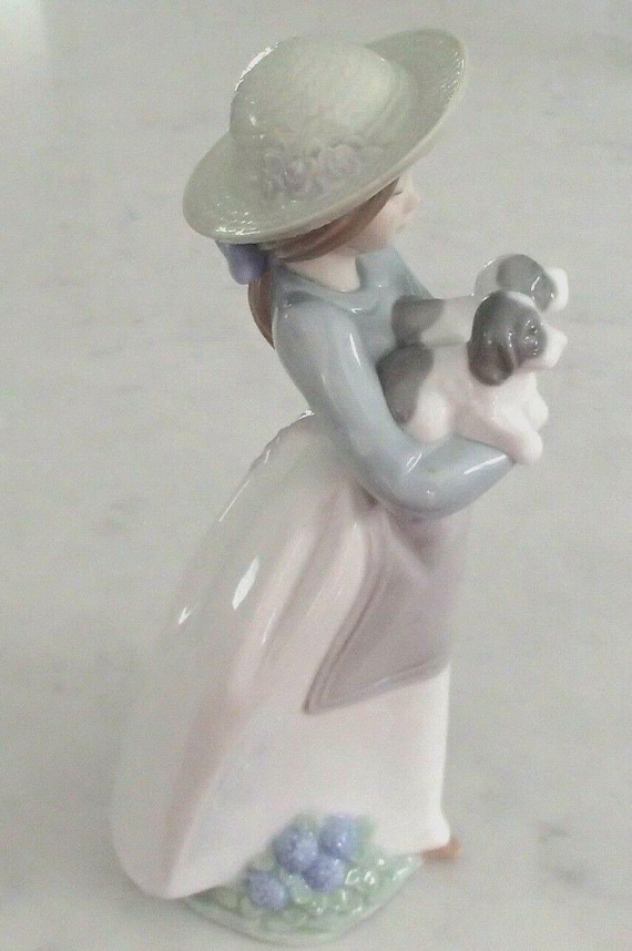 NAO リヤドロ フィギュア「子犬を抱いた少女、犬を連れた夏のドレスを