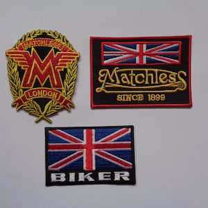 Pode incluir: Três patches bordados com designs temáticos de motocicletas. Um patch apresenta um emblema vermelho e dourado com o texto "MATCHLESS LONDON". Outro patch tem uma Union Jack e o texto "Matchless SINCE 1899". O terceiro patch exibe uma Union Jack e a palavra "BIKER".