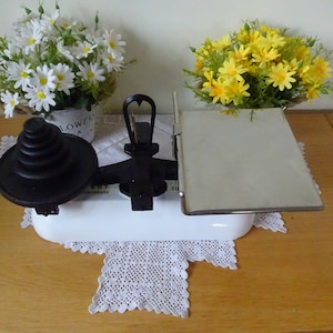 Vintage Avery weighing scales kitchen scales made England set of 6 weights white enamel