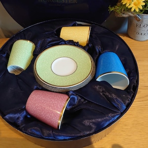 Conjunto de café/chá Royal Worcester com seis xícaras e pires, em estado de novo. Conjunto comemorativo do aniversário da Rainha Elizabeth II. 31 x 31 cm