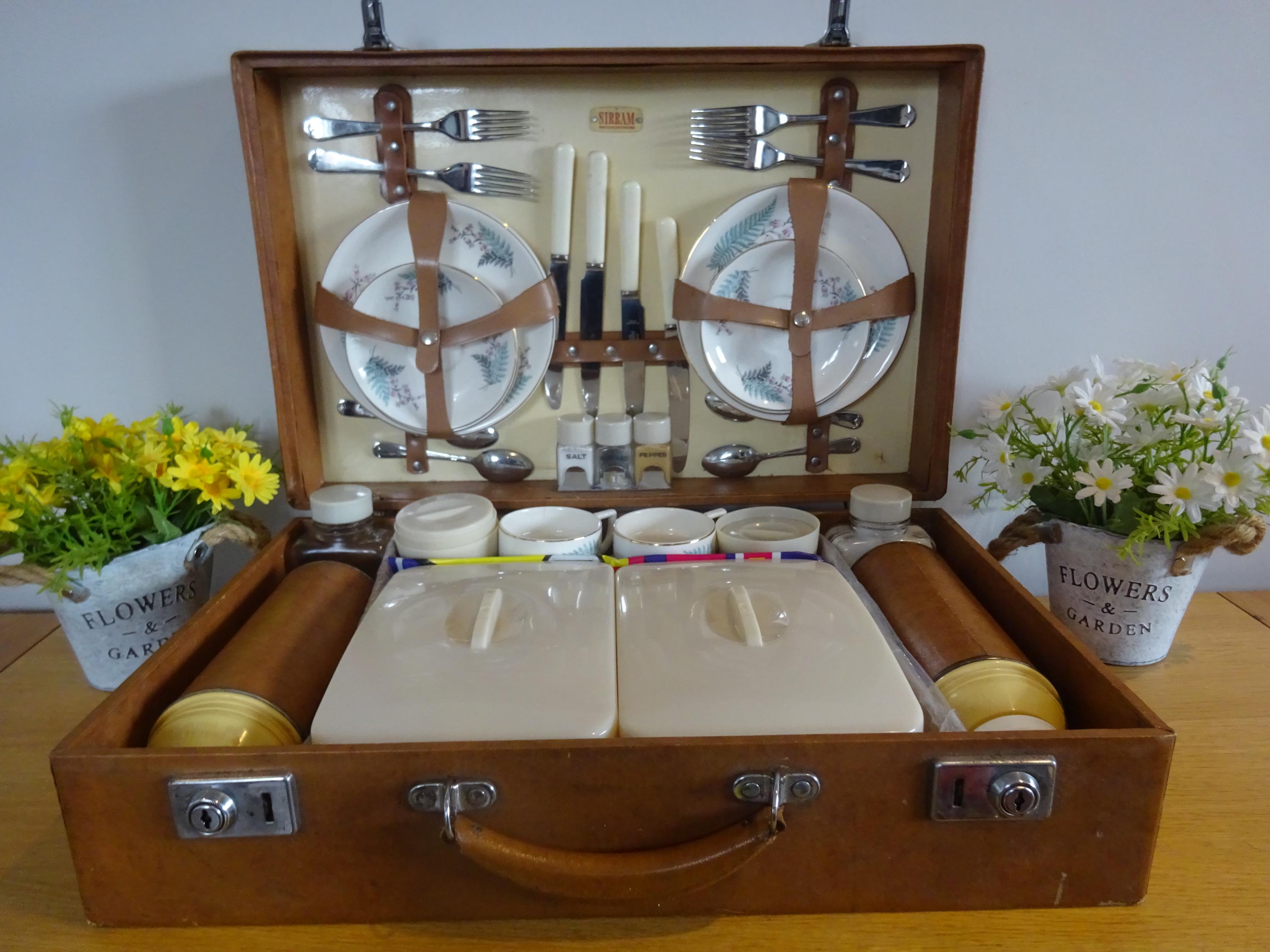 ◆ 60s SIRRAM ビンテージ ピクニック ティー セット イギリス ◆ Vintage Sirram Picnic Set 4 Place Settings Complete With Flasks